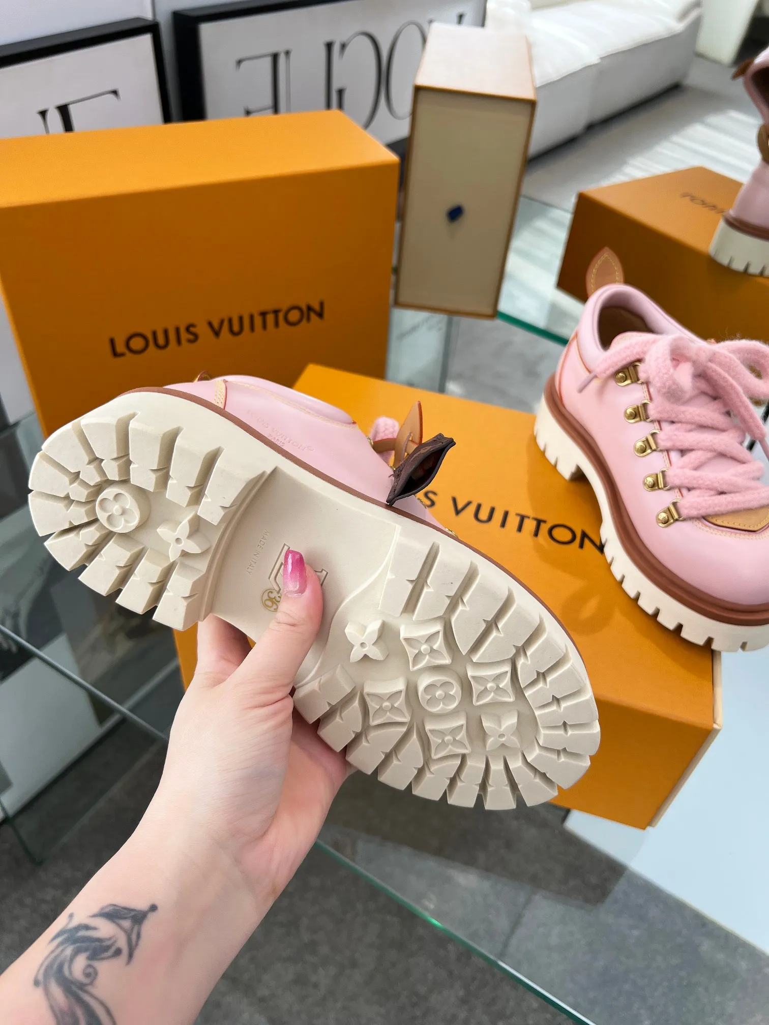 Factory direct sales p640🐘🐘Women's shoes Women's LV new couple's thick-soled hiking shoes, your original custom-made large-soled shoe brand, giving your feet flexibility and freedom, a good pair of shoes to wear all summer. Fabric: top-layer imported calfskin cowhide lining Size: 35-46 Welcome to send pictures to place orders